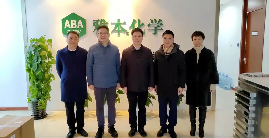 中共浦东新区区委常委、统战部部长张峰一行访问钱能钱包化学张江创新中心